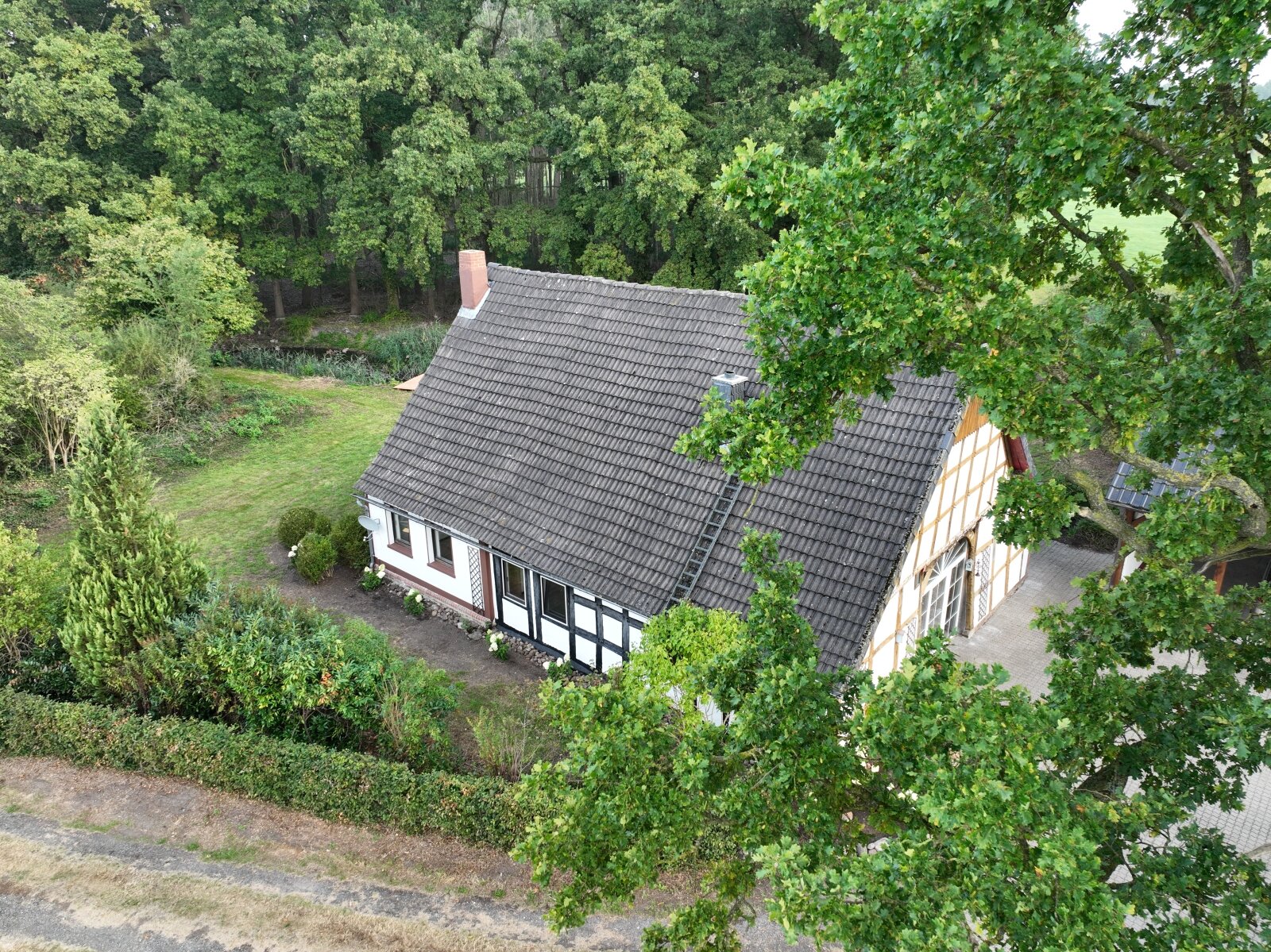 ****Wunderschönes Einfamilienhaus mit Teich- und Waldgrundstück und Pferdewiese und Offenstall in Alleinlage ****Wunderschönes Einfamilienhaus mit Teich- und Waldgrundstück und Pferdewiese und Offenstall in Alleinlage