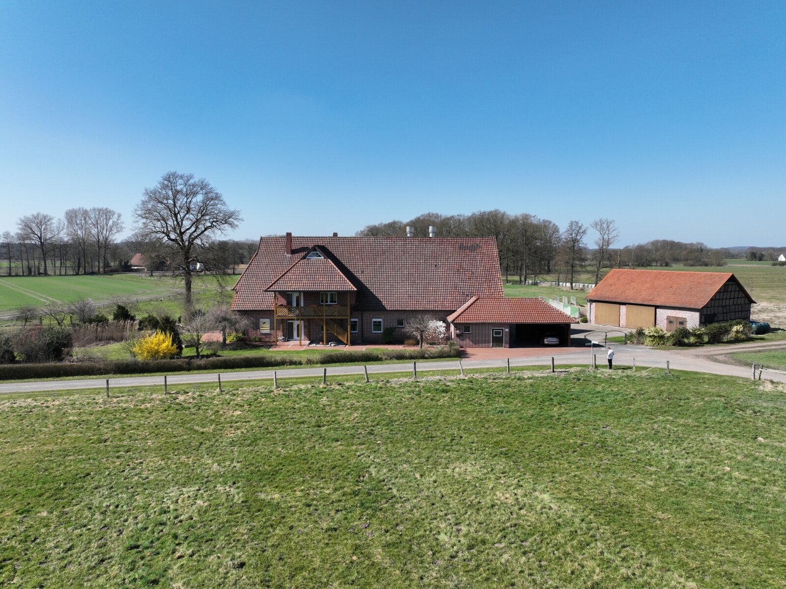 **** Ein Anwesen mit außergewöhnlichem Potenzial – Hofstelle mit Teich, Stallungen und ca. 40.000 m² Grundstück in idyllischer Alleinlage **** Ein Anwesen mit außergewöhnlichem Potenzial – Hofstelle mit Teich, Stallungen und ca. 40.000 m² Grundstück in idyllischer Alleinlage